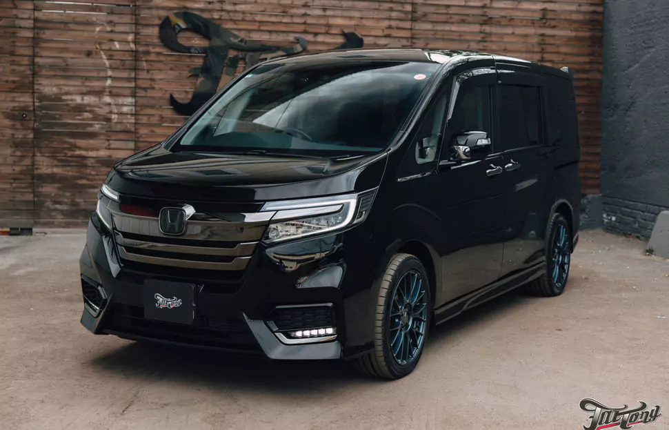 Забронировали Honda Stepwgn прозрачным глянцевым полиуретаном